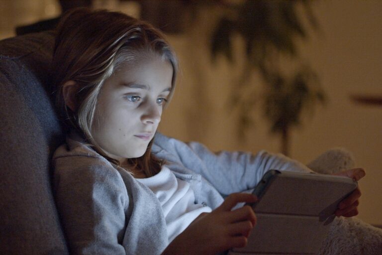 How to Overcome Screen Addiction in Kids: Practical Tips, Age-Appropriate Activity Ideas, and Must-Have Recommendations